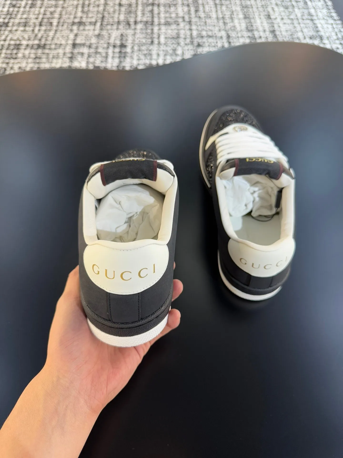 P600 Ceiling Level🔥🔥GUC**🔥🔥Screener Series Couple Decorated Web Sneakers This single product is from the Gucci Lido series, and its design is inspired by the summer style and beach clubs of the Italian coast. The Screener series of sneakers are inspired by classic sneakers from the 1970s, and the name is taken from the defensive moves in sports. This 2024 early autumn series of shoes is crafted from black rubber (a technical and malleable opaque material), with striped webbing on both sides and a Gucci printed embossed logo on the heel. Male 39-44 (customized at 38.45)